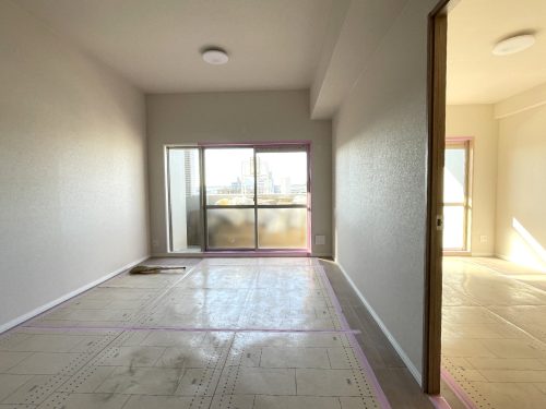 ナチュラル系の建具とフローリングに統一されて居心地のいいリビング！(居間)