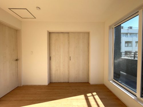 仕切ると5.25帖と4.5帖の二つのお部屋になります。(寝室)