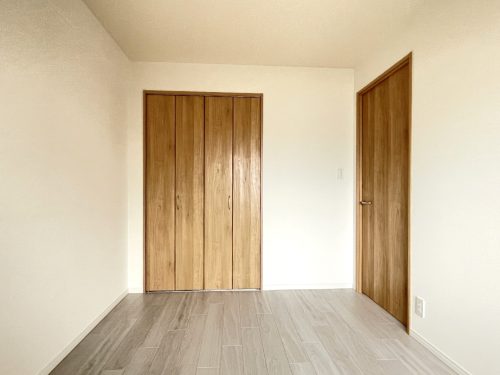 約5.3帖の洋室　共用廊下側のお部屋にもエアコンつきます(寝室)