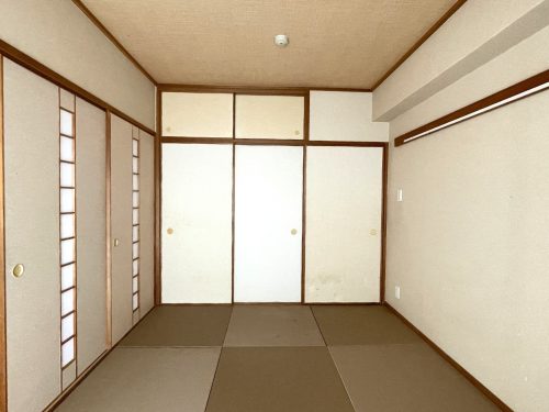 お暗示６帖の和室です。(寝室)