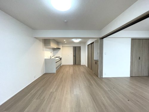 配管も含めて床・クロス・建具・設備品等すべて交換されて気持よくご入居できます(居間)