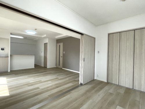 6帖洋室と続けると約20帖のLDK(寝室)