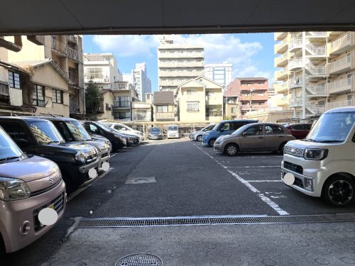 駐車場は平面で敷地内