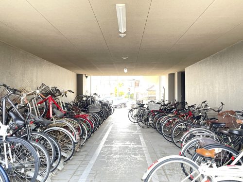 屋根付きの自転車置き場はうれしいですね