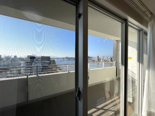 ９階からの眺望は河口や広島の南側の街並みが一望できます(居間)