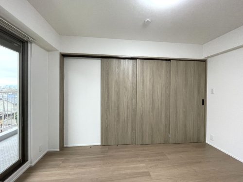 バルコニー側の5.9帖の洋室(寝室)