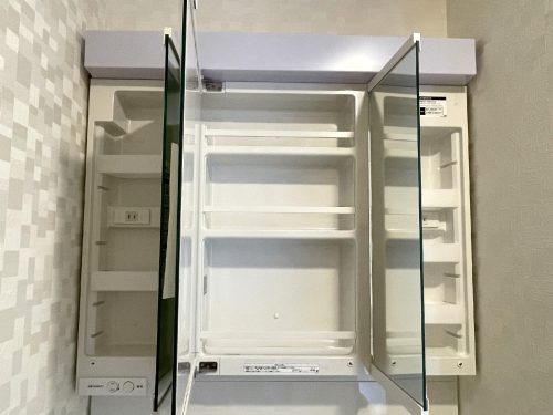鏡の中も可動式の棚で収納できます