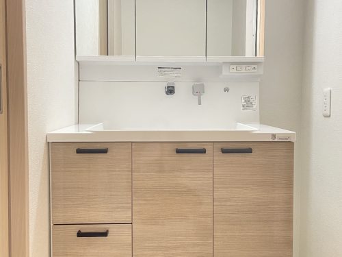 三面鏡のあるシャンプードレッサー