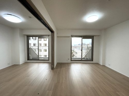 リビングと5.9帖の洋室をつなぐと約20.5帖のひろびろ空間になります(居間)