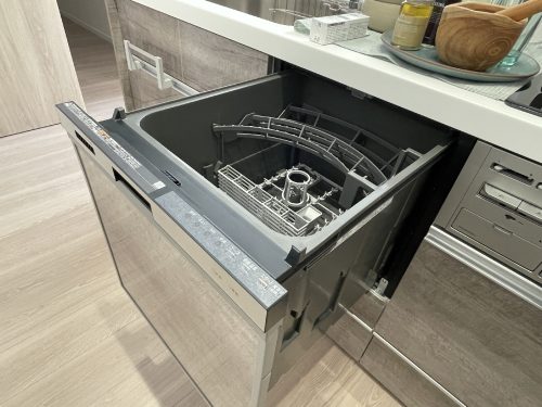 ついつい後回しのにしてしまうお皿洗いを任せちゃいましょう。(キッチン)