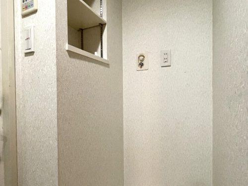 洗濯機置き場に、オープン収納があり便利です。