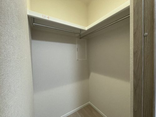 約5.5帖のウォークインクローゼット内部です。(寝室)