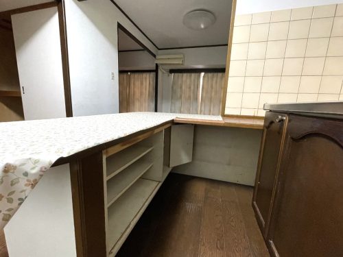 キッチンにカウンターが創作されています。使いやすい形と素材で造りなおすことをあ勧めします。(キッチン)