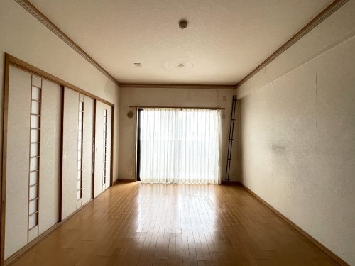 ダイニングからバルコニー方向を写した写真です。(居間)