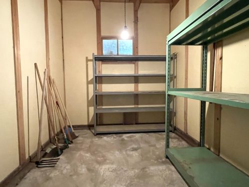 倉庫②スチール製の棚もご希望があればそのまま使っていただけます。
