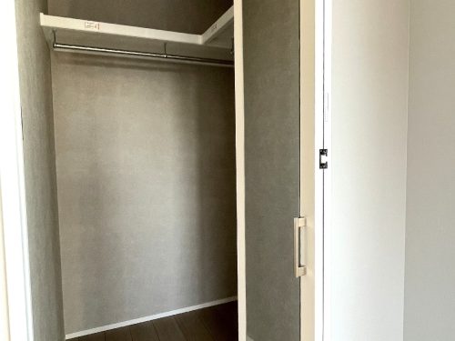 6.5洋室はウォークインクローゼット姿見付は便利です。(寝室)