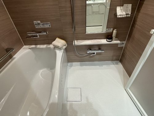 バスタブは人の体に添っっているのでお湯を節約してくれます(風呂)