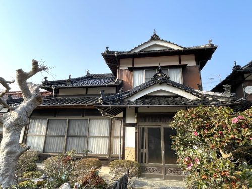 母屋　土壁造りの古民家　各所にリフォームが見受けられきれいにお使いです(外観)