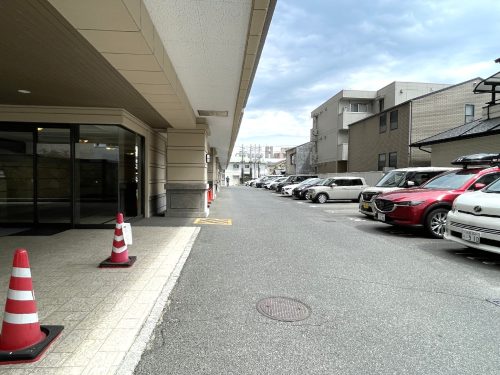 マンションの車寄せがあり、雨の日の送迎車への乗り込み時にぬれずに済みそうです。