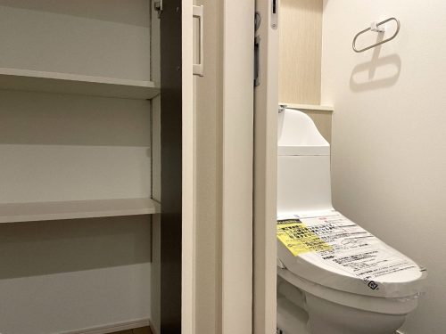 １階トイレの隣にストレージがあり、とっても便利！