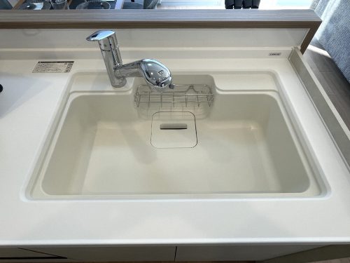 白い人口大理石のワークトップに白いシンクは食材やお料理が映えておしゃれ！(キッチン)