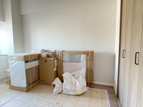 明るい雰囲気の建具とフローリングの洋室(寝室)