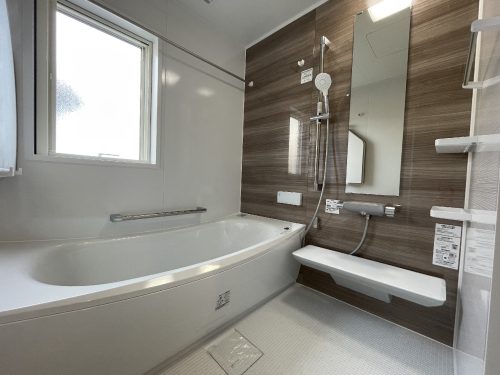 一坪タイプのバスルーム　窓の通気性が夏の入浴時間に重宝します。(風呂)