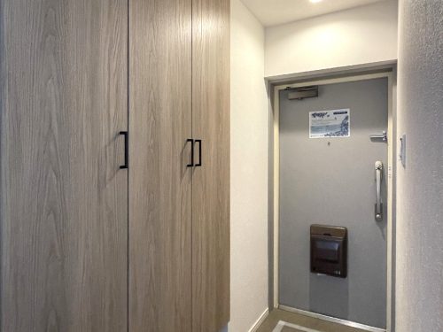 玄関内部　大型シューズボックスがありスッキリ収納できます。(玄関)