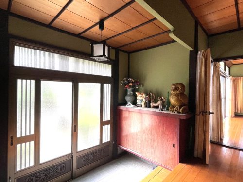 土間も上がり框も広く、自然光が差し込み明るい玄関！(玄関)