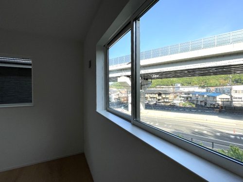 建物北側には東広島バイパスがありますが２重ガラスで防音性があります。