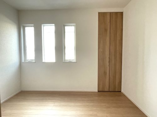 5.25帖のお部屋は近隣の目をが気にならないスリット型の窓♪(子供部屋)