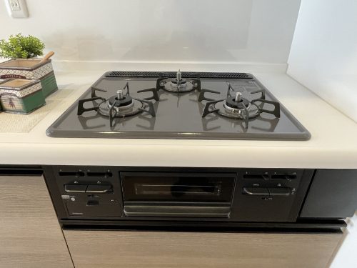 三口ガスコンロで時短でお料理可能。(キッチン)