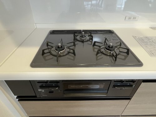 三口型のガスコンロ(キッチン)