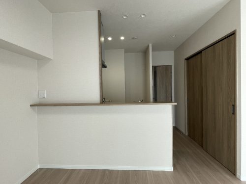 カウンタータイプでリビングダイニングとオープンに向き合えます(居間)