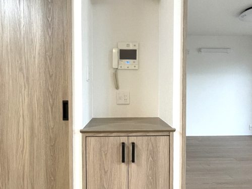 ダイニングに近い所に収納とインターホン(居間)