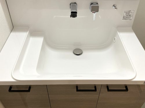 吐水口が壁面にあるので新しいお水が汚れにくく、全体サッと一拭きしやすいのが特徴