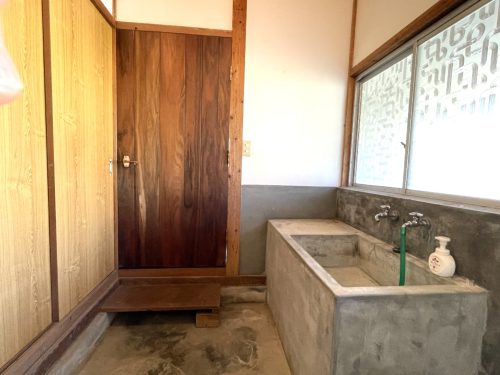 別棟にある洗濯場 農作業の後こちらから入り隣接するバスルームへと動線が作られています 別棟にある洗濯場 農作業の後こちらから入り隣接するバスルームへと動線が作られています