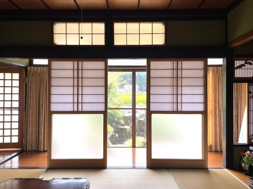 広縁を通して南向きのお庭が見えます♪(居間)