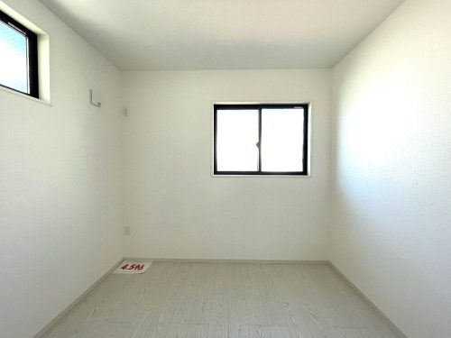 ２階北側4.5帖のお部屋は子供部屋にも収納用にもOK!(子供部屋)