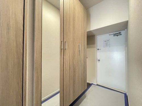 ミラー付きの大型シューズボックス(玄関)
