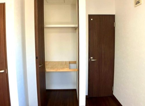 折れ戸で開閉する収納(寝室)