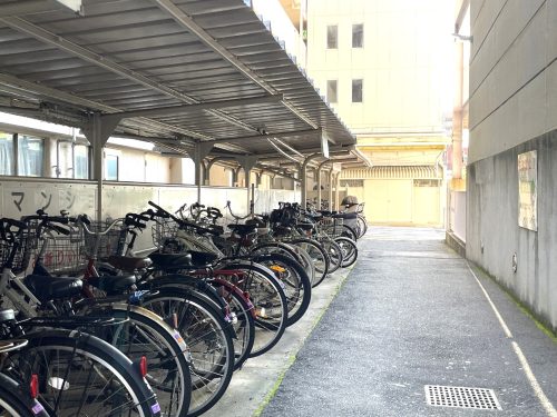 玄関そばの共用階段を降りると自転車置き場で便利です。
