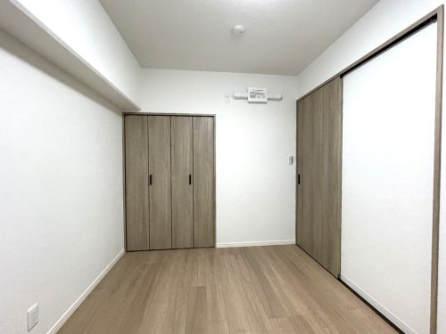 折れ戸のクローゼットで使いやすくリニューアル(寝室)