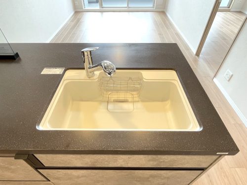 ホワイトのシンクは食材もおいしそうに見えておしゃれ感もUP!(キッチン)