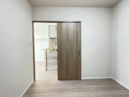 バリアフリーでLDKと繋がる約5.2帖の洋室(寝室)