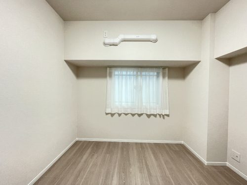 約5.5帖の洋室　共用廊下側のお部屋でエアコン用の配管もあります。(寝室)
