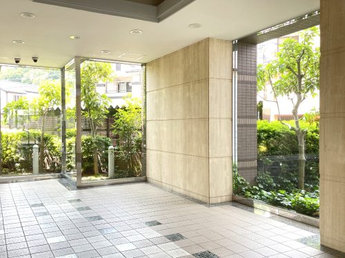 エントランス内部も外部と調和しオシャレに演出