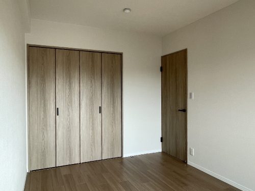 元和室の6.3帖の洋室　バリアフリーでリビングとつながり掃除機がかけやすいですね♪(寝室)