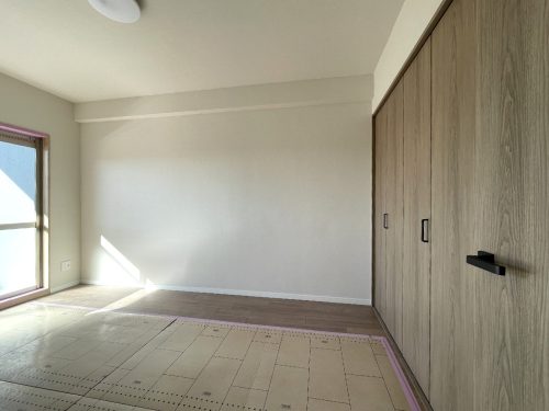 元和室の6.3帖の洋室　バリアフリーでリビングとつながり掃除機がかけやすいですね♪(寝室)