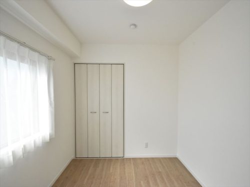 角住戸なので、4.5帖洋室にも窓と室外機置場が有ります(寝室)